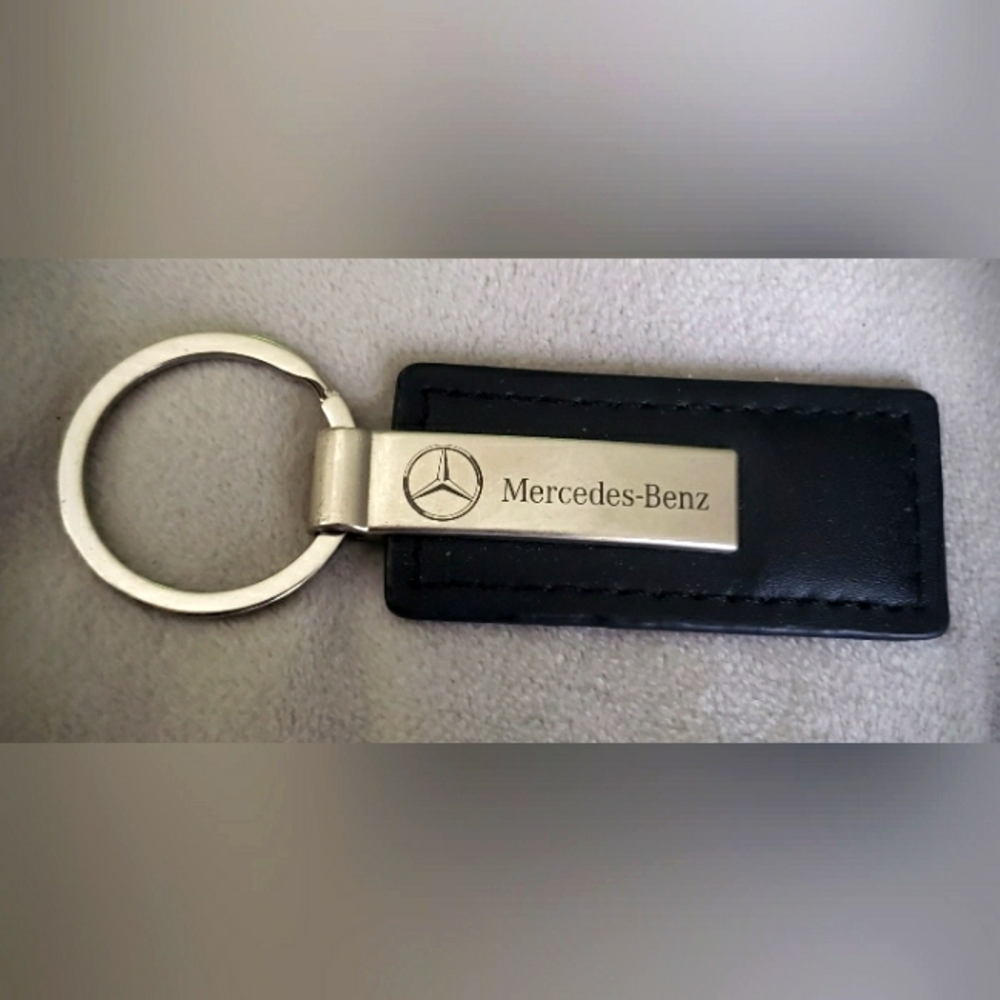 MERCEDES BLACK LEATHER AND SIVER PLATE KEYCHAIN FROM ORIGINAL DEALER | PRE-LOVED